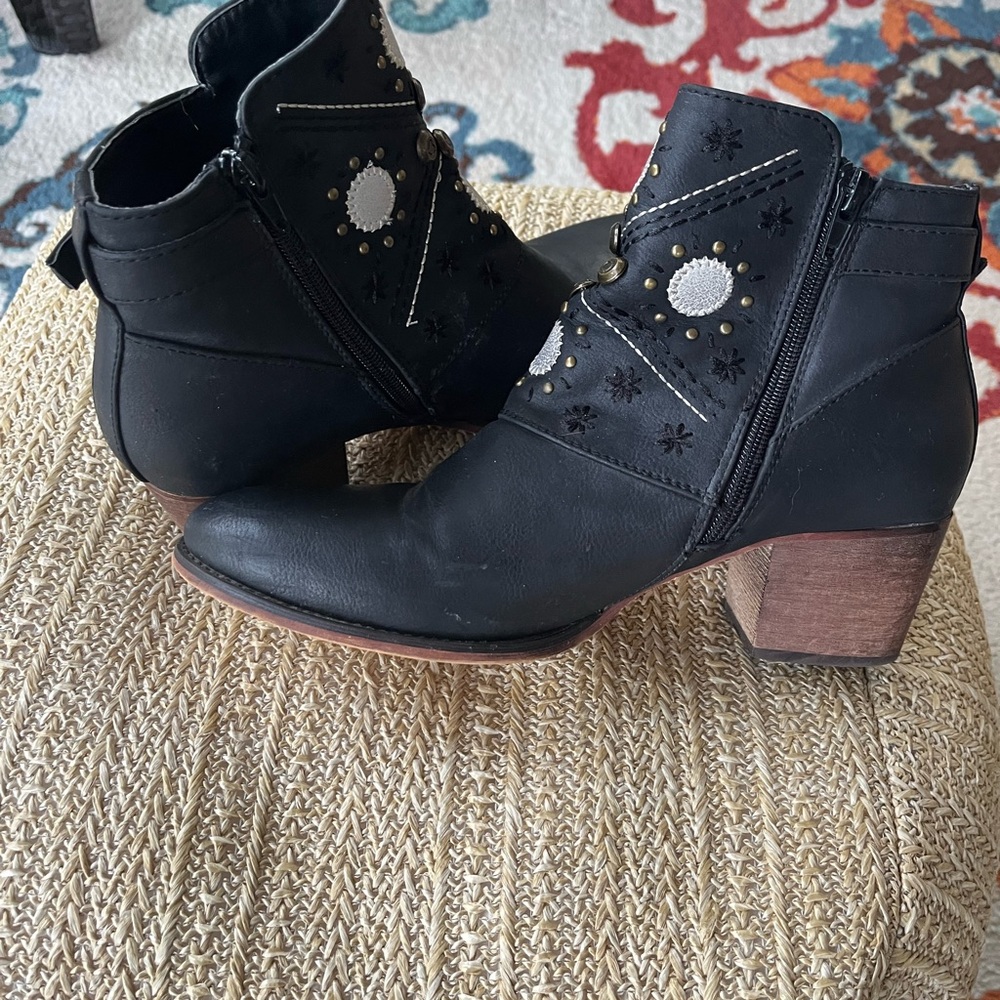 Black boots 9.5 but I wear a 9 and they fit fine